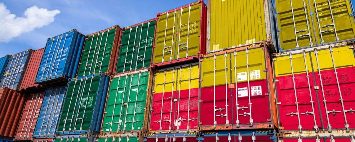 Contenedores de carga apilados listos para importación desde China a México