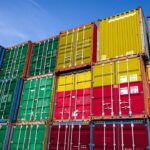 Contenedores de carga apilados listos para importación desde China a México