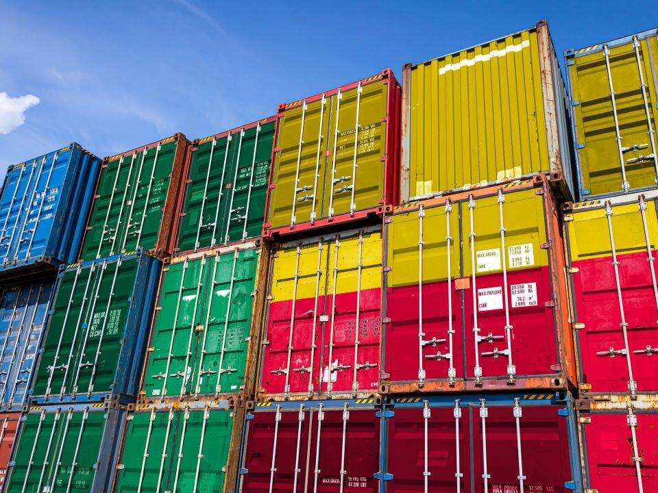 Contenedores de carga apilados listos para importación desde China a México